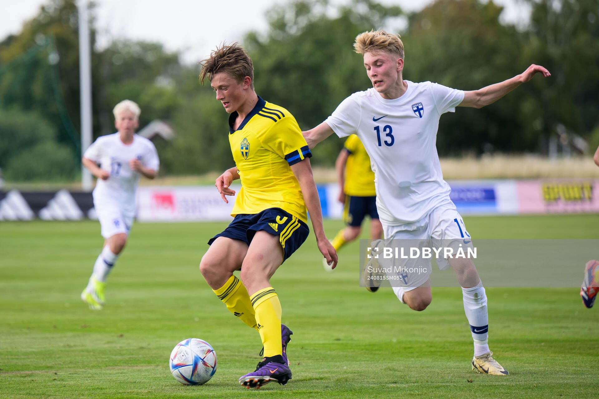 Sveriges Jakob Jensen och Finlands Atte Salmi under P15 landskampen i fotboll mellan Sverige och Finland den 15 augusti 2024 i Borgholm. 