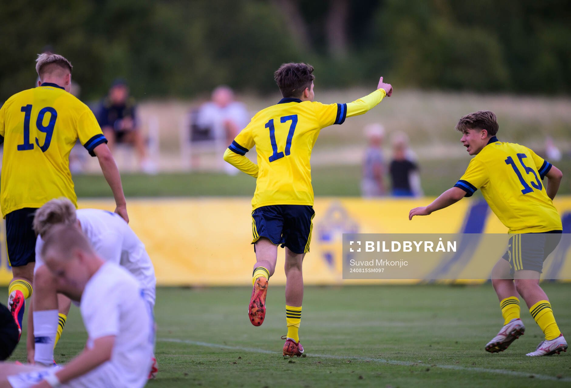 Sveriges Alexander Lindgren jublar efter 2-0 under P15 landskampen i fotboll mellan Sverige och Finland den 15 augusti 2024 i Borgholm. 