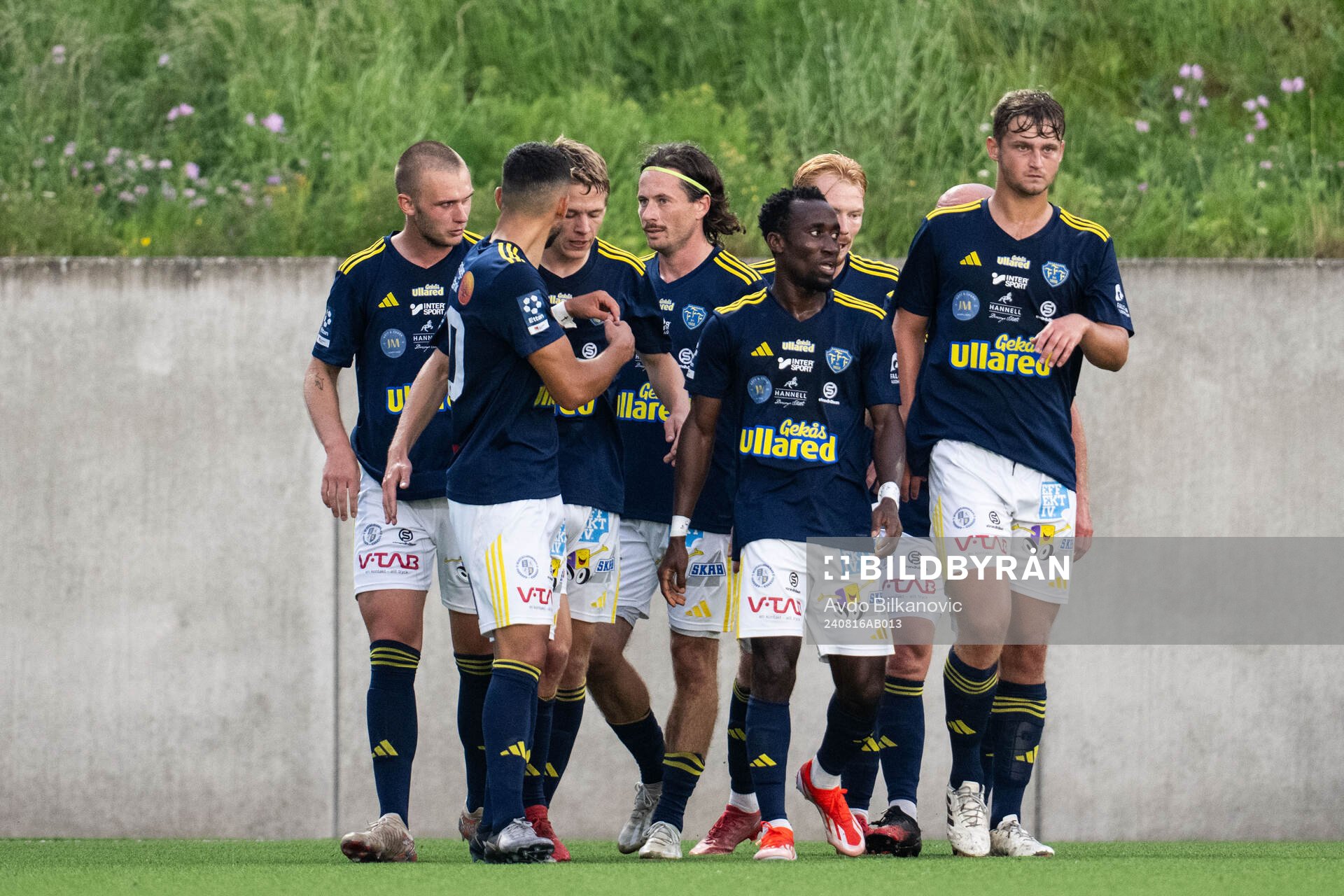 Falkenbergs FFs Melker Nilsson jublar med lagkamrater
