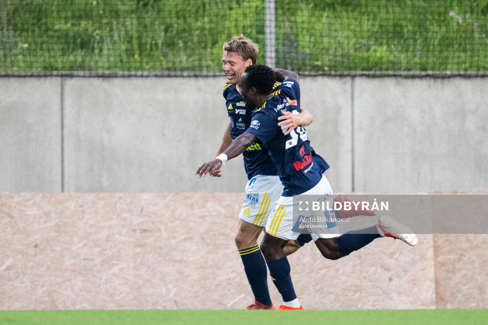 Falkenbergs FFs Melker Nilsson jublar med Wanbe Godwin Aguda