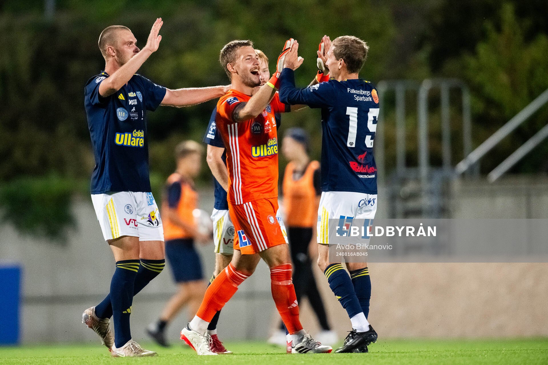 Falkenbergs FFs målvakt Anton Andersson och Oskar Lindberg jublar efter slutsignalen under fotbollsmatchen i Division 1 södra mellan Lund BK och Falkenbergs FF den 16 augusti 2024 i Lund.