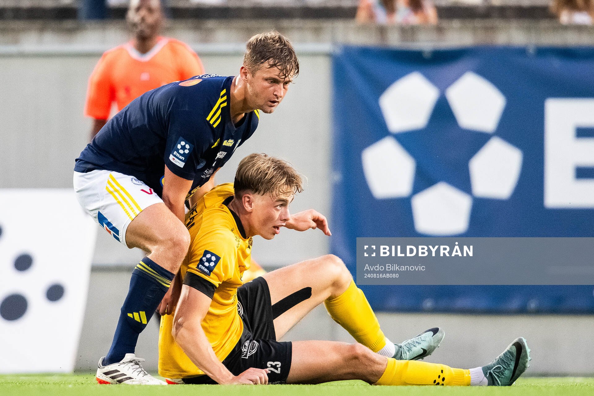 Falkenbergs FFs Noel Hansson hjälper Lund BKs William