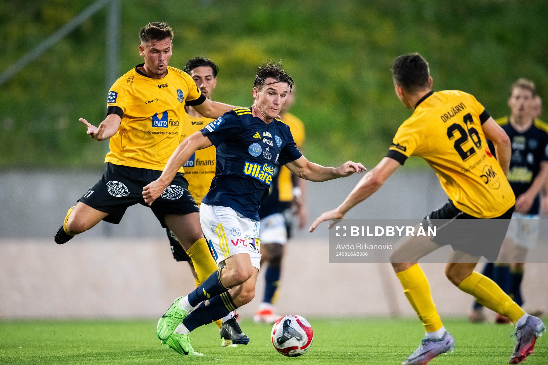 Falkenbergs FFs Oskar Lindberg mot Lund BKs Sebastian Tipura och Isak Orajärvi under fotbollsmatchen i Division 1 södra mellan Lund BK och Falkenbergs FF den 16 augusti 2024 i Lund. 