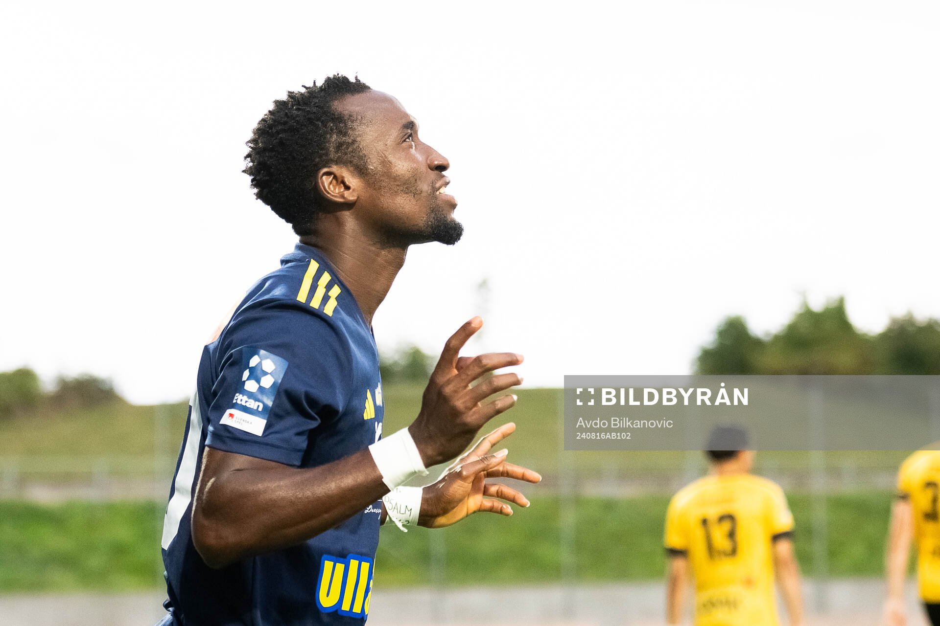 Falkenbergs FFs Wanbe Godwin Aguda ber fotbollsmatchen i