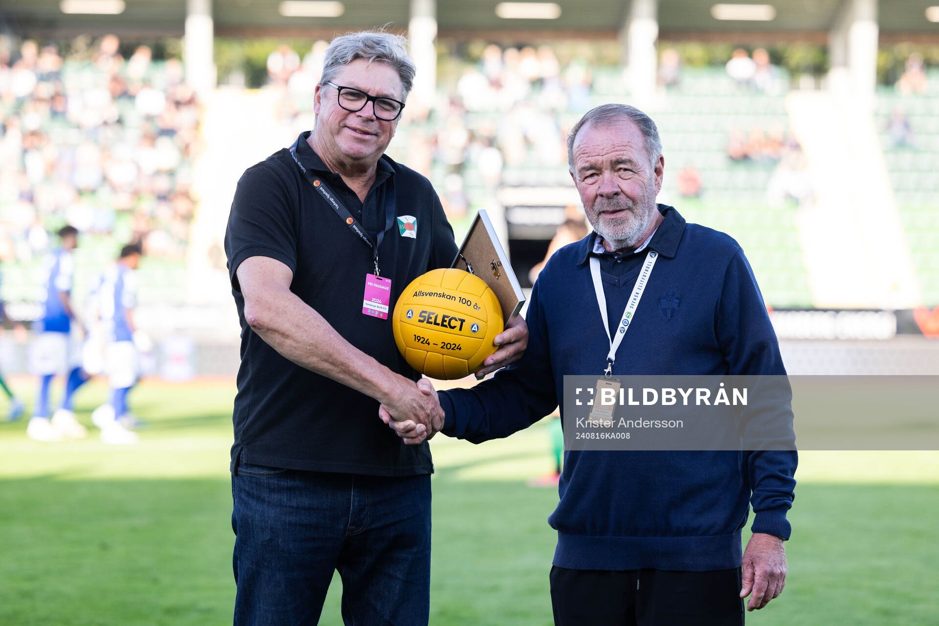 Varbergs ordförande Lars Karlsson mottar en jubileumsboll för att fira Allsvenskan 100 år inför fotbollsmatchen i Superettan mellan Varberg och GIF Sundsvall den 16 augusti 2024 i Varberg.