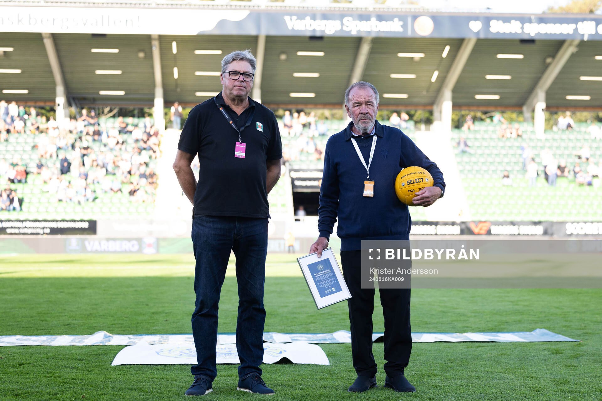 Varbergs ordförande Lars Karlsson mottar en jubileumsboll för att fira Allsvenskan 100 år inför fotbollsmatchen i Superettan mellan Varberg och GIF Sundsvall den 16 augusti 2024 i Varberg.
