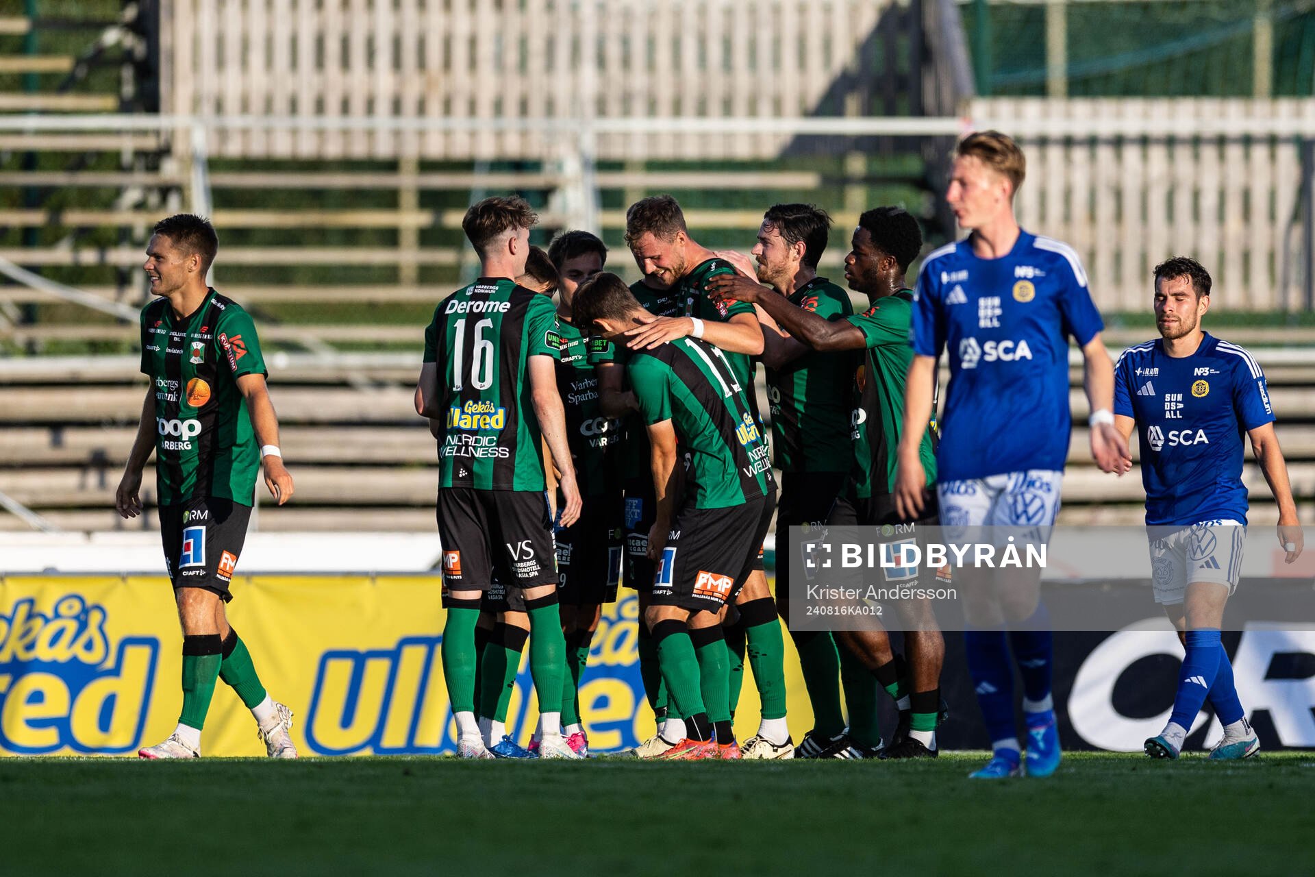 Varbergs Niklas Dahlström jublar med lagkamrater efter 1-0 under fotbollsmatchen i Superettan mellan Varberg och GIF Sundsvall den 16 augusti 2024 i Varberg. 