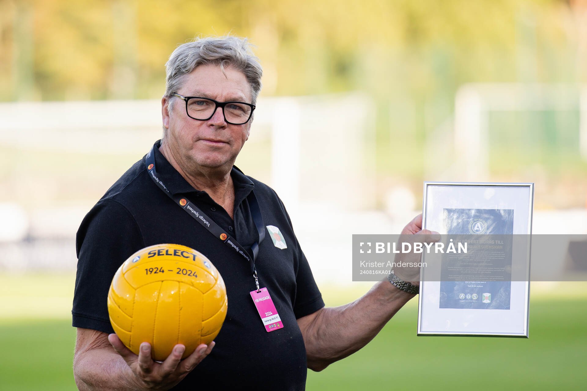 Varbergs ordförande Lars Karlsson med jubileumsbollen