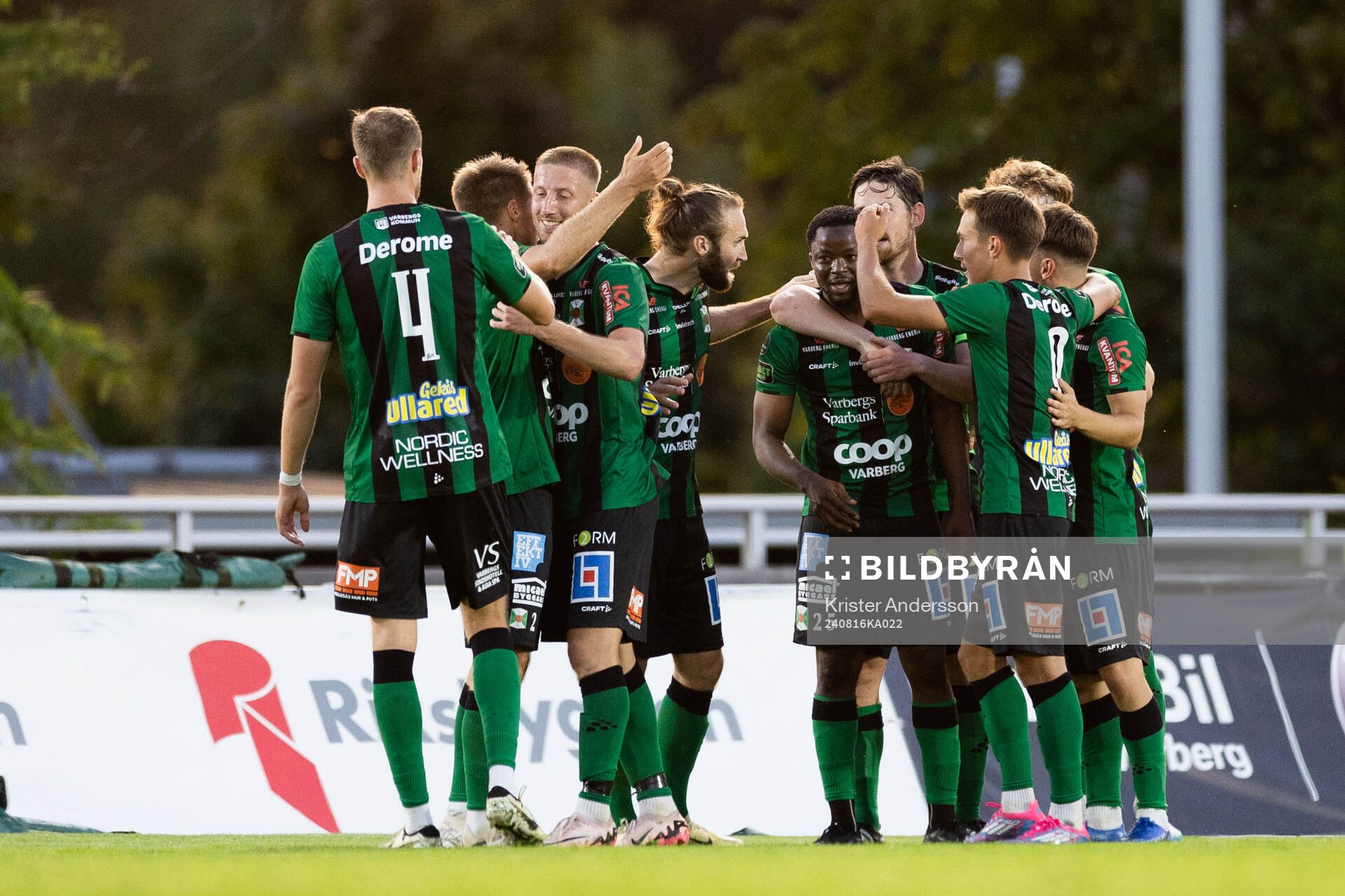 Varbergs Azeez Temitope Yusuf jublar med lagkamrater