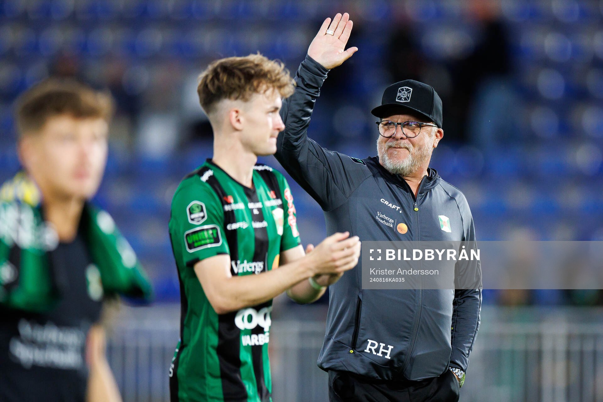 Varbergs tränare Roar Hansen jublar efter fotbollsmatchen i Superettan mellan Varberg och GIF Sundsvall den 16 augusti 2024 i Varberg.