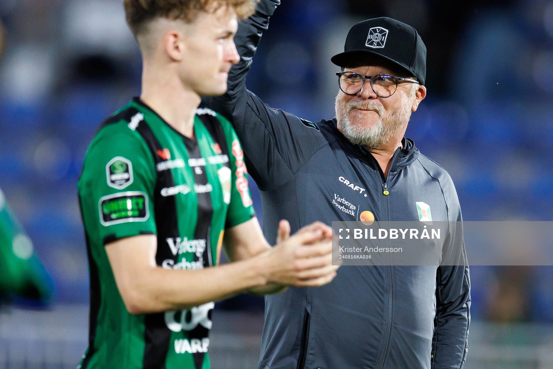 Varbergs tränare Roar Hansen jublar efter fotbollsmatchen i Superettan mellan Varberg och GIF Sundsvall den 16 augusti 2024 i Varberg.