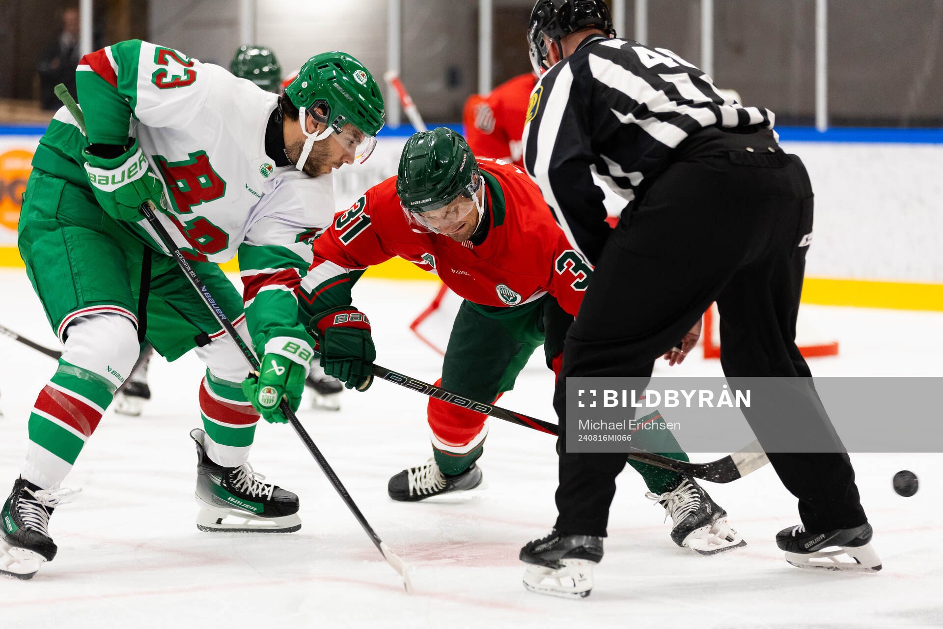 Rögles Josh Dickinson tekar mot Frölundas Nicklas Lasu