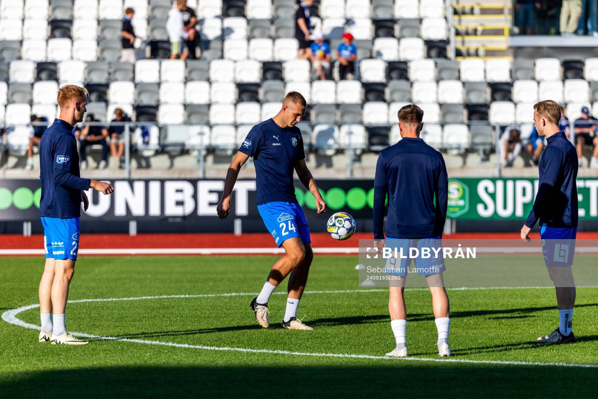 IK Oddevolds spelare värmer upp