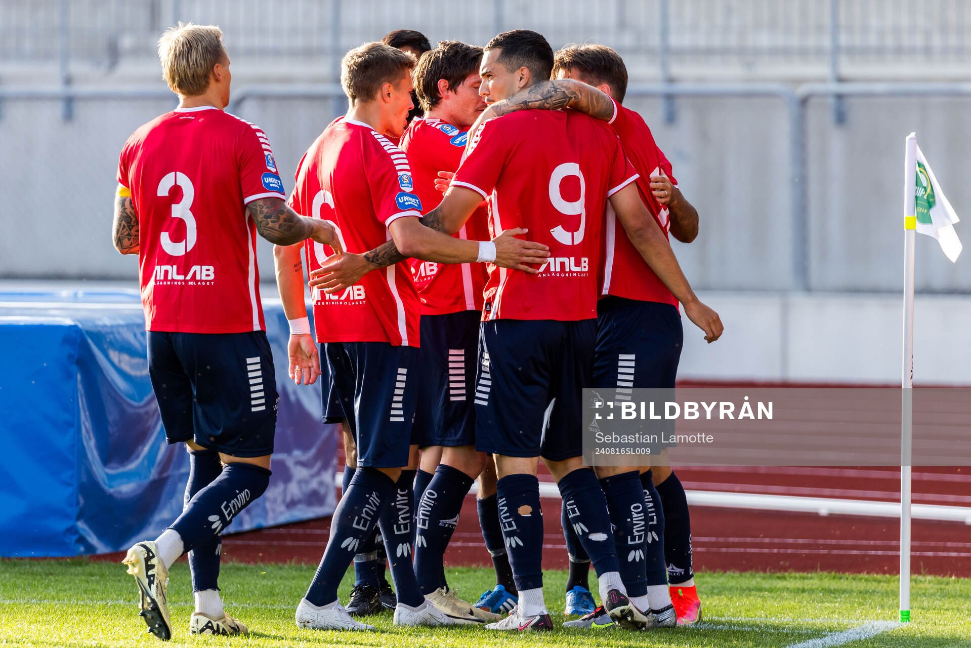 Utsiktens Karl Bohm jublar med lagkamrater efter 0-1 under fotbollsmatchen i Superettan mellan IK Oddevold och Utsikten den 16 augusti 2024 i Uddevalla. 