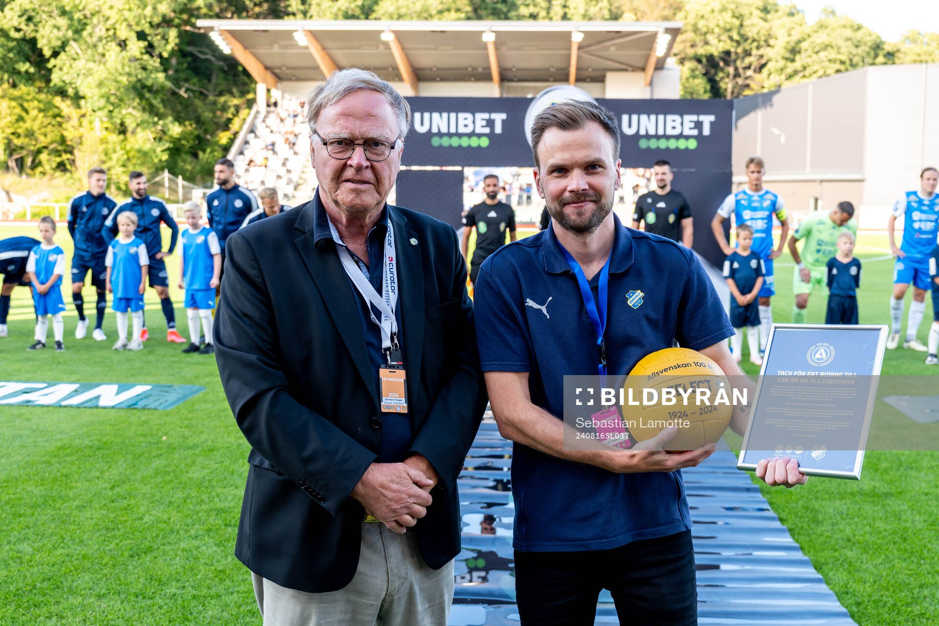 Representanter för SEF delar ut diplom samt en