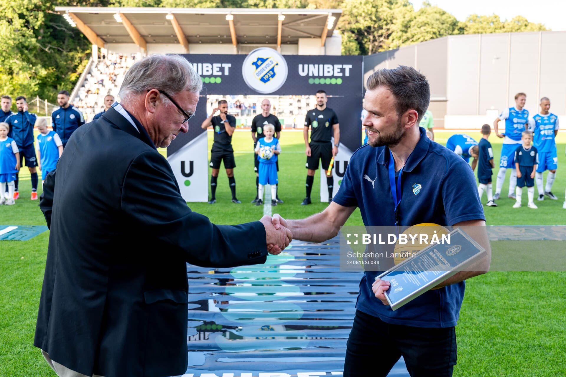 Representanter för SEF delar ut diplom samt en