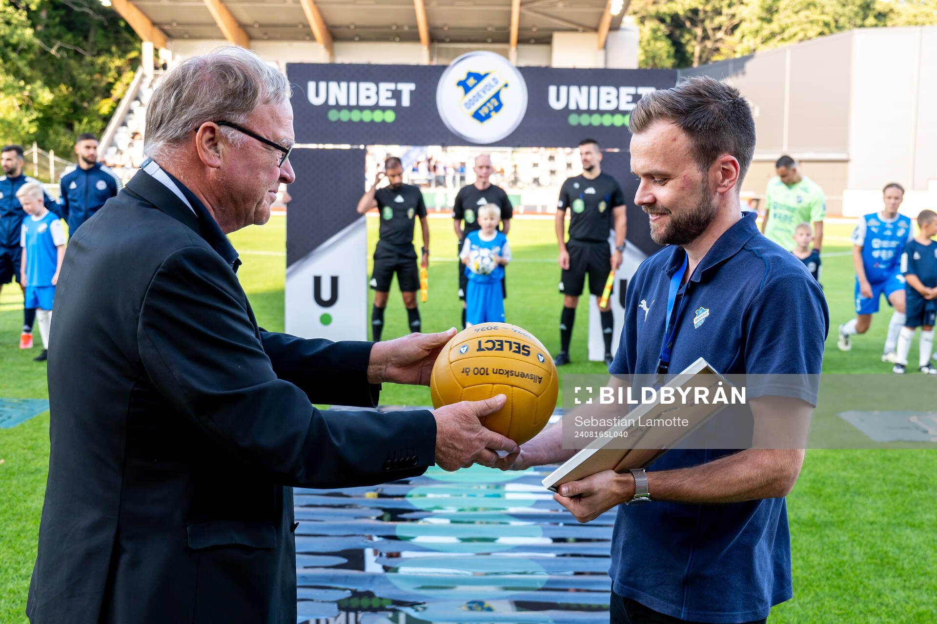 Representanter för SEF delar ut diplom samt en
