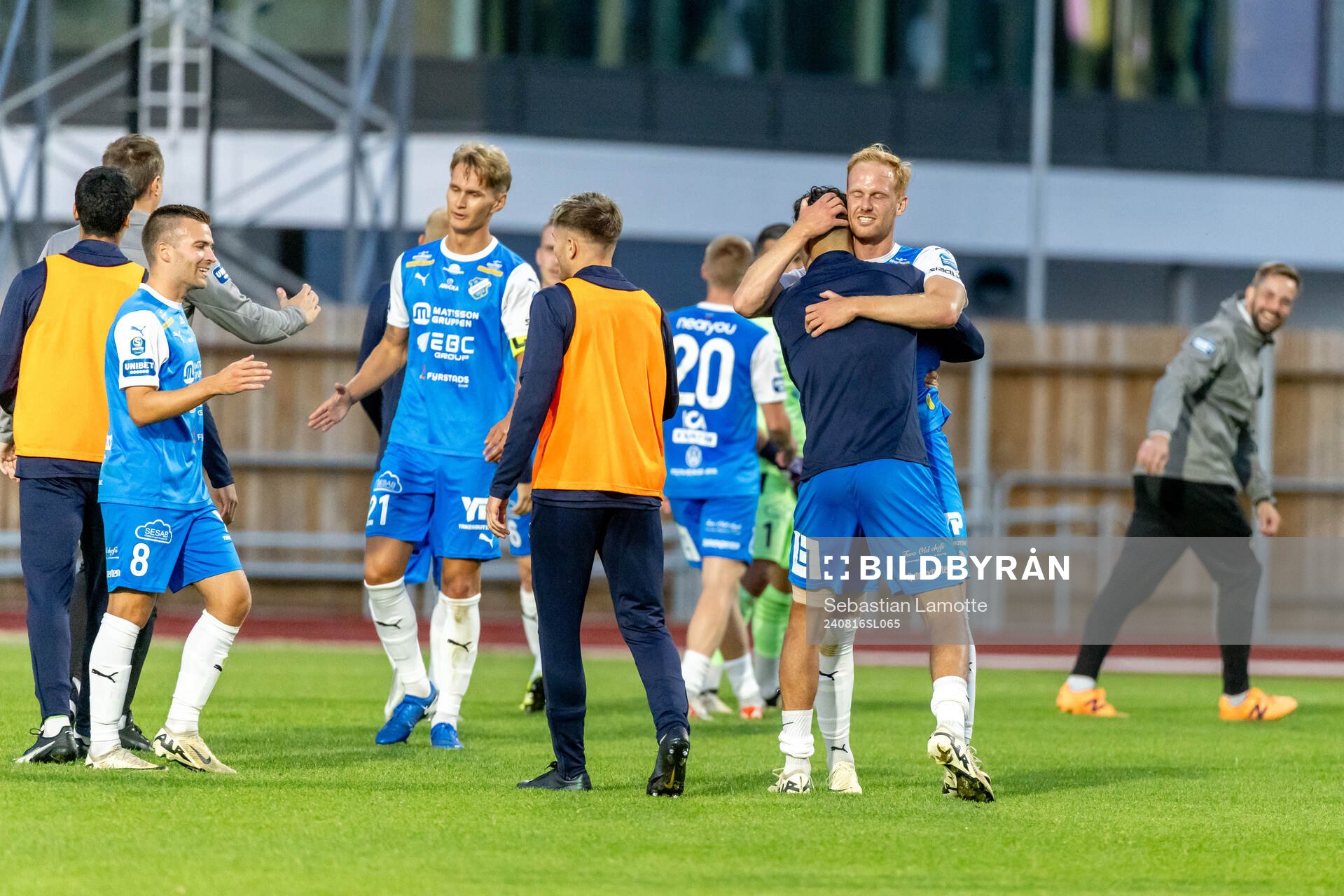 IK Oddevolds spelare jublar
