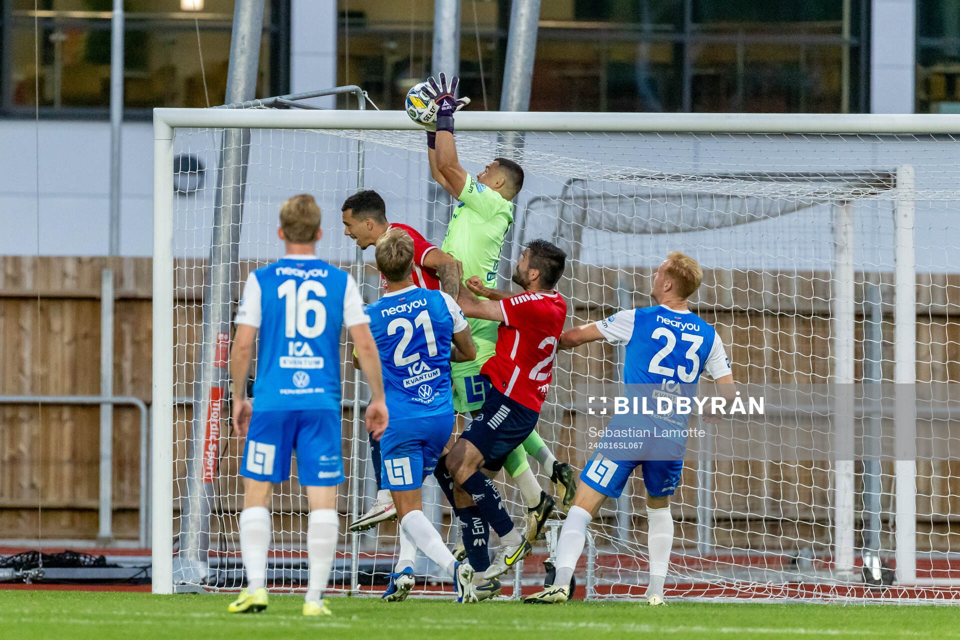 IK Oddevolds Armin Ibrahimovic fångar ett inlägg
