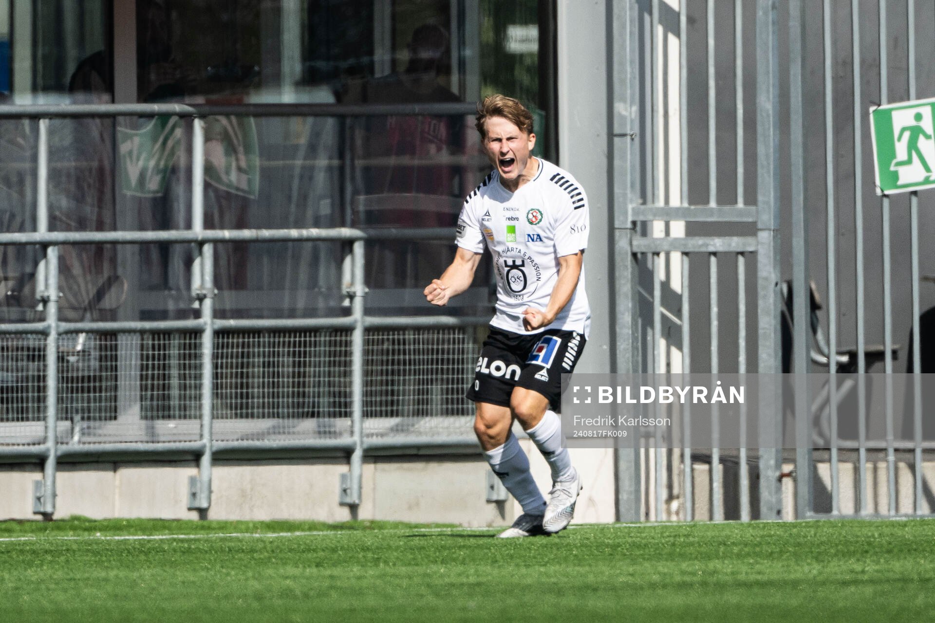 Örebros Victor Backman jublar