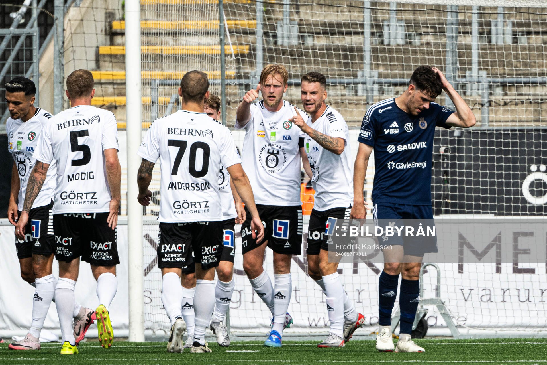 Örebros Karl Holmberg jublar och Gefles Samuel Adrian