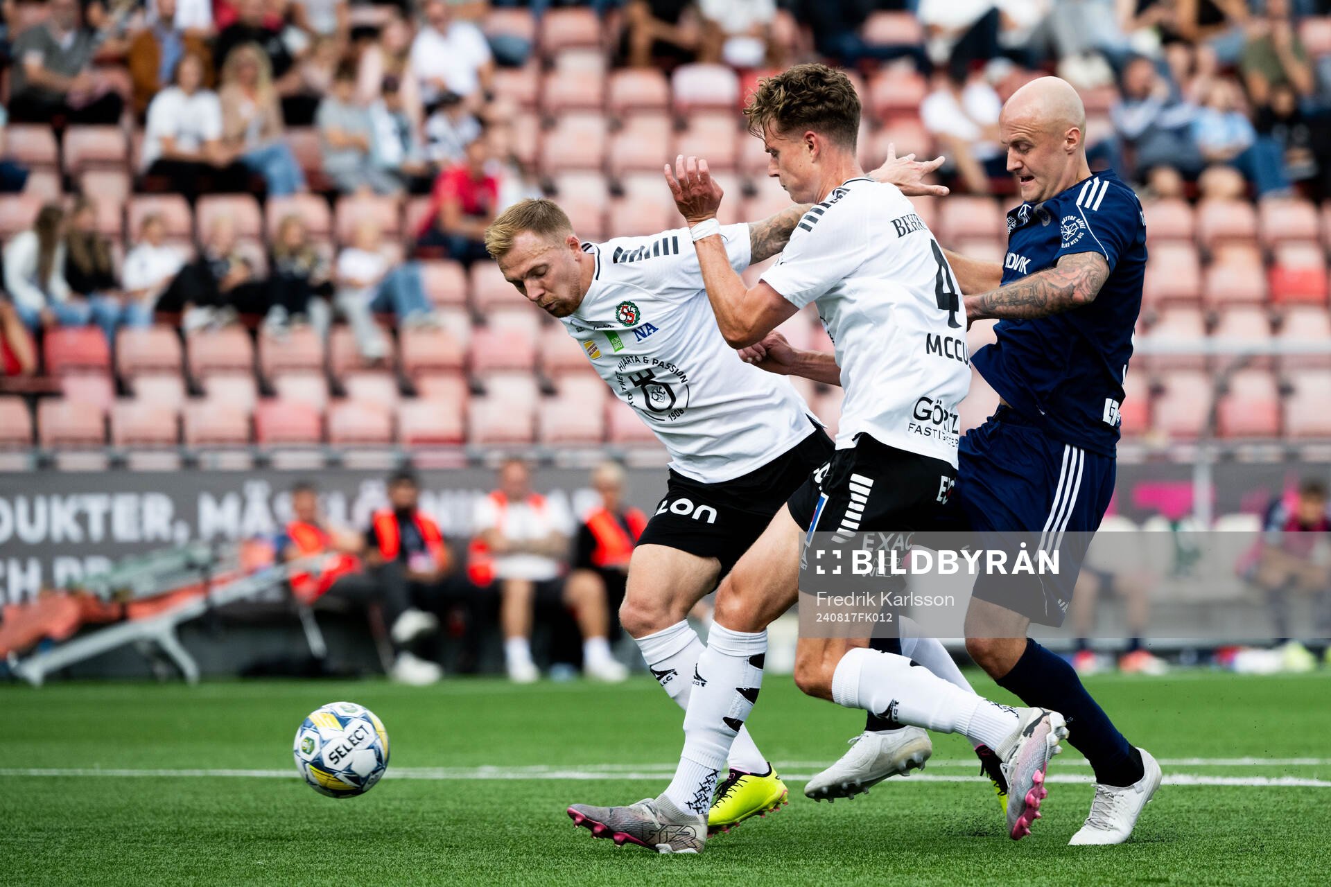 Örebros Jesper Modig och Erik McCue mot Gefles Anton Lundin under fotbollsmatchen i Superettan mellan Örebro och Gefle den 17 augusti 2024 i Örebro.