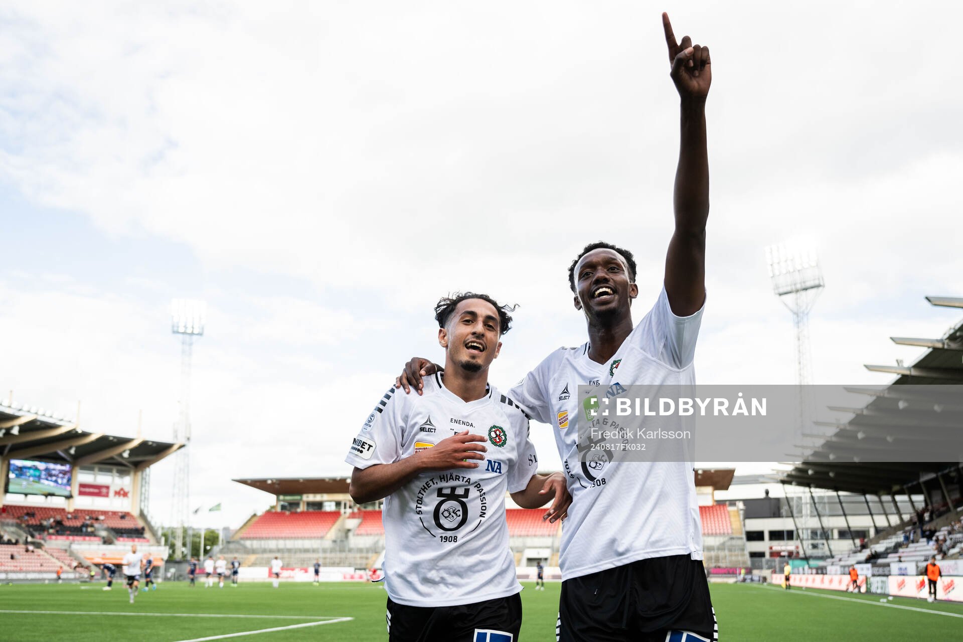 Örebros Elias Barsoum och Erik McCue jublar