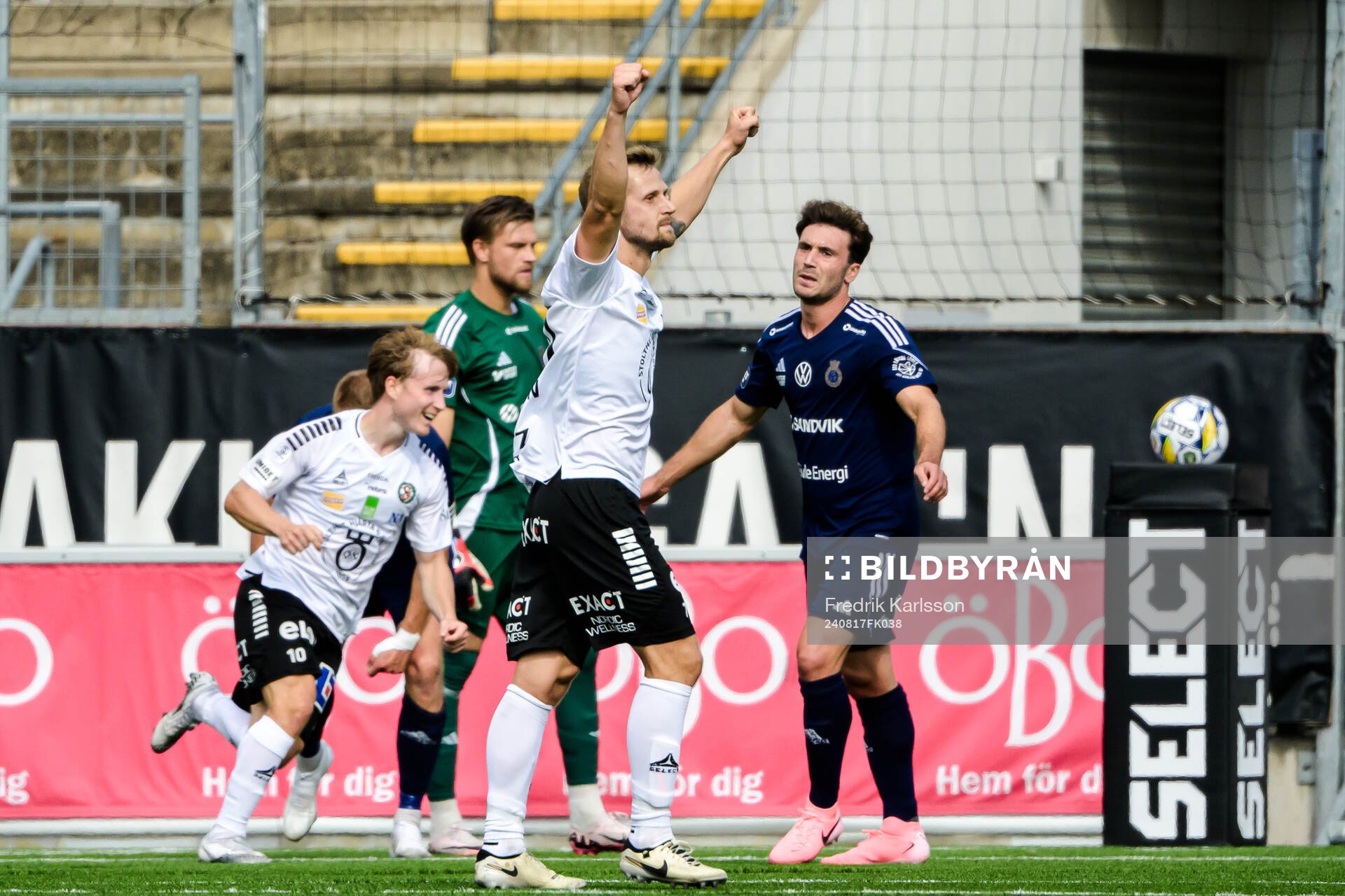 Örebros Erik Andersson jublar