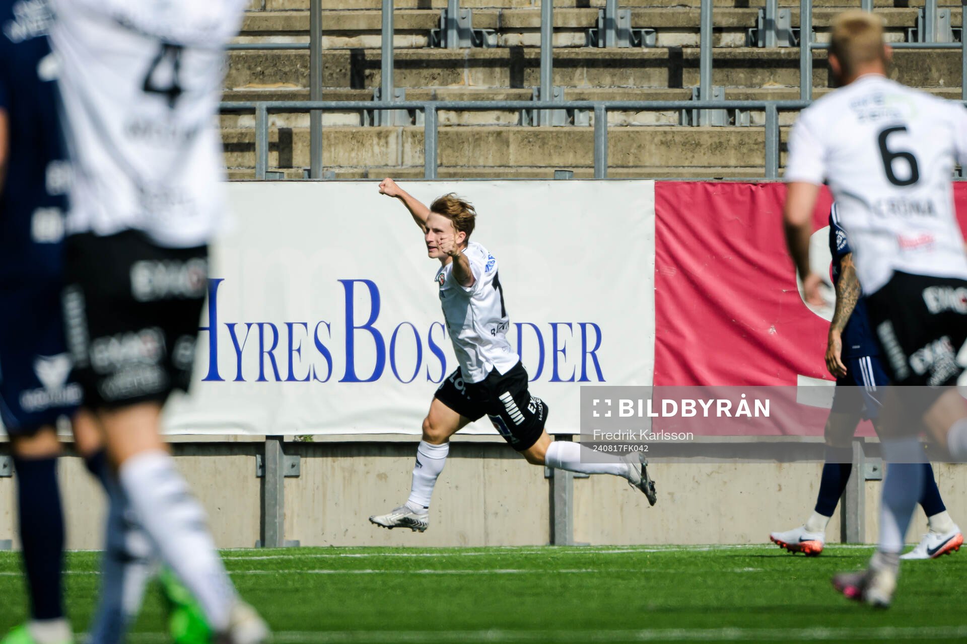 Örebros Victor Backman jublar