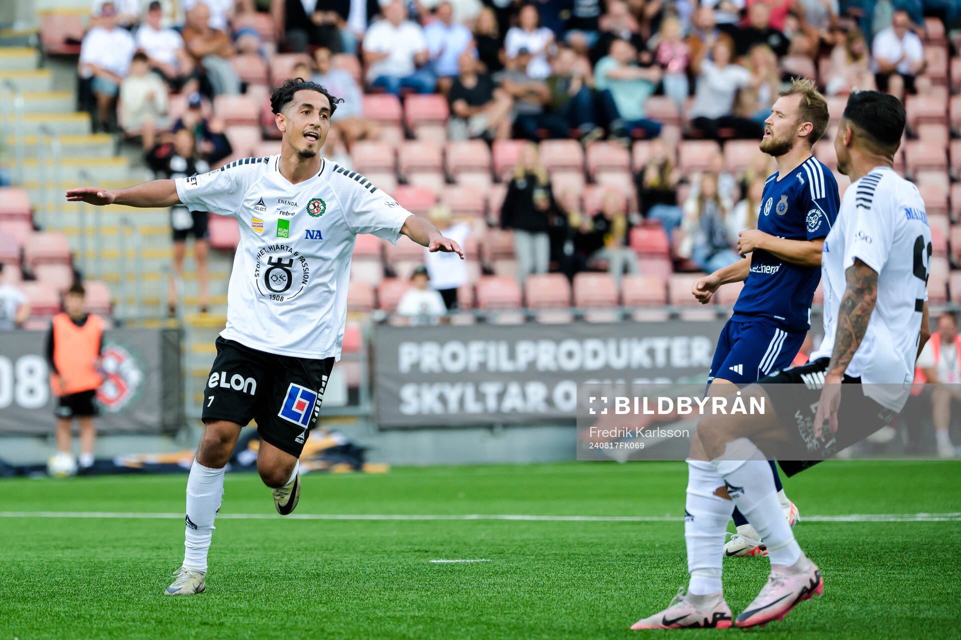 Örebros Elias Barsoum jublar