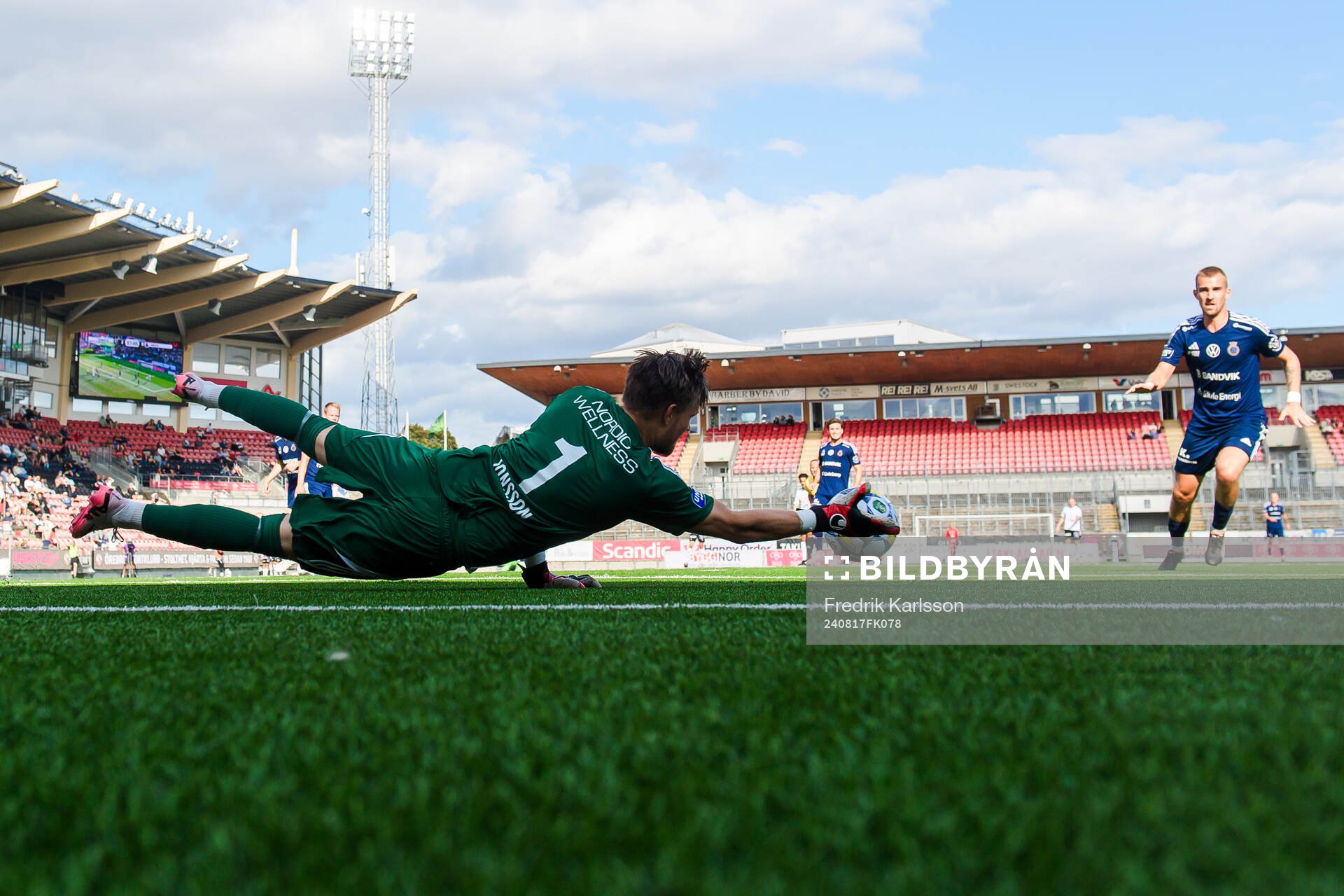 Gefles målvakt Oscar Jonsson räddar