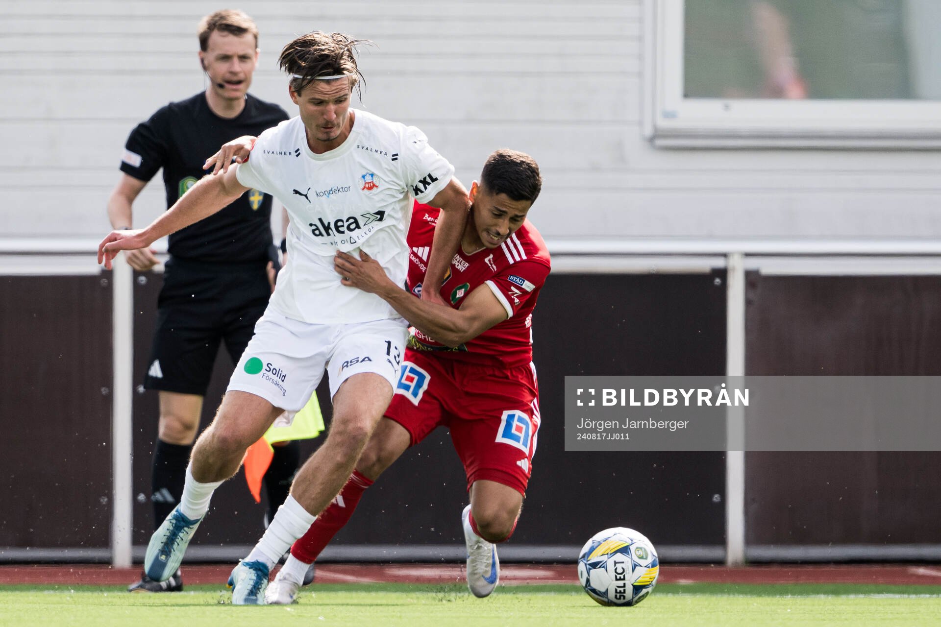 Helsingborgs Wilhelm Loeper och Skövde AIKs Marcus Mikhail under fotbollsmatchen i Superettan mellan Skövde AIK och Helsingborg den 17 augusti 2024 i Skövde.