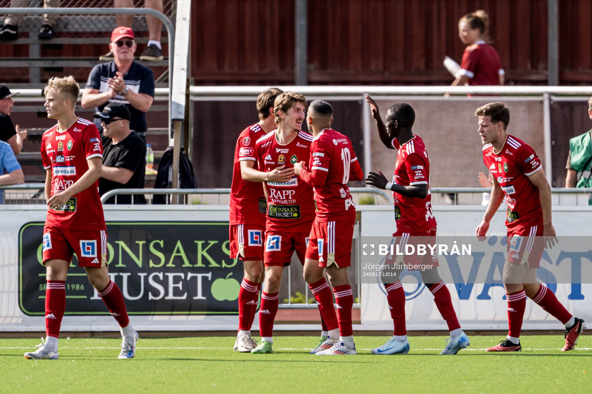 Skövde AIKs Hugo Engström jublar med lagkamrater