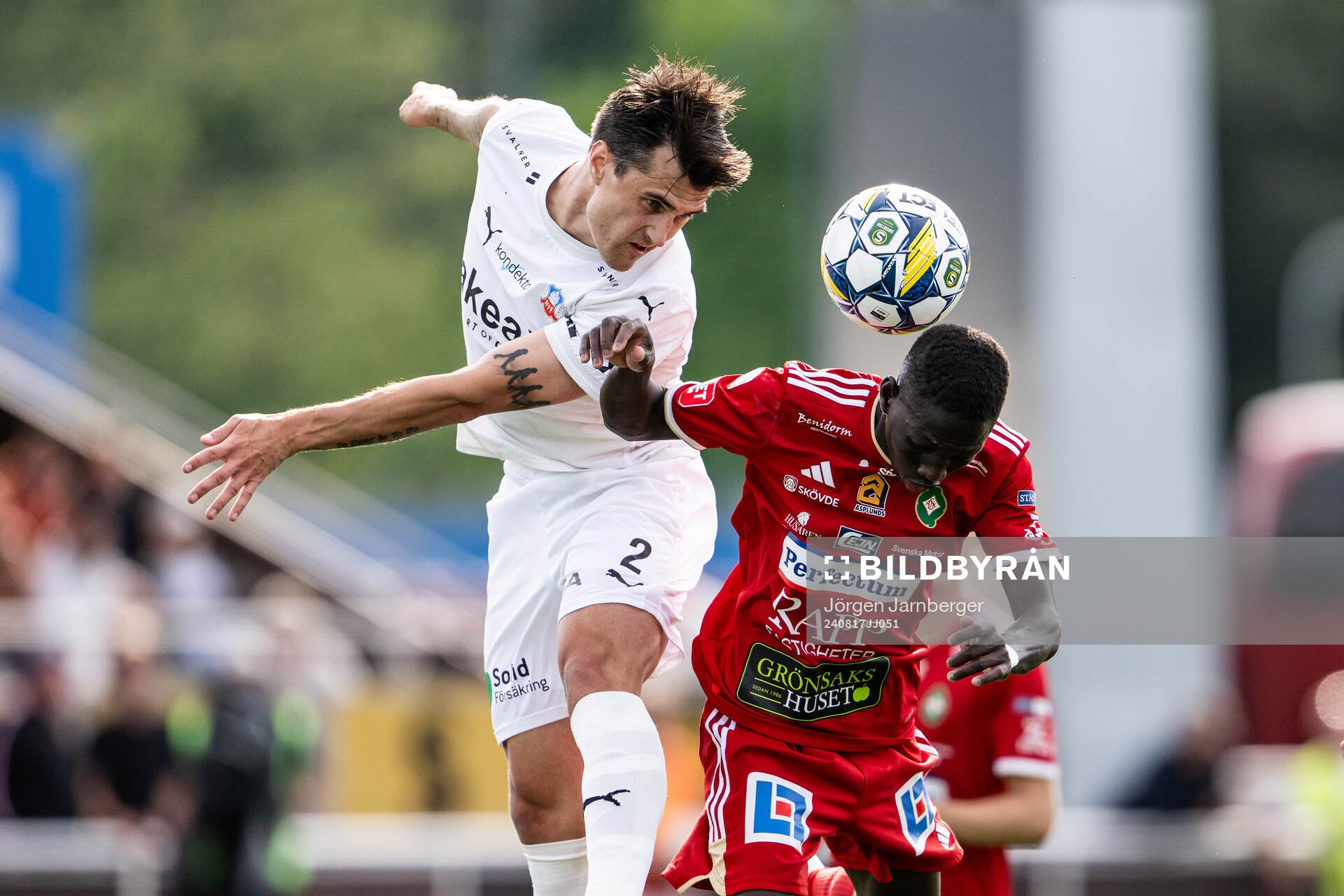 Helsingborgs Jon Birkfeldt och Skövde AIKs Mamadou Ousmane Diagne under fotbollsmatchen i Superettan mellan Skövde AIK och Helsingborg den 17 augusti 2024 i Skövde.