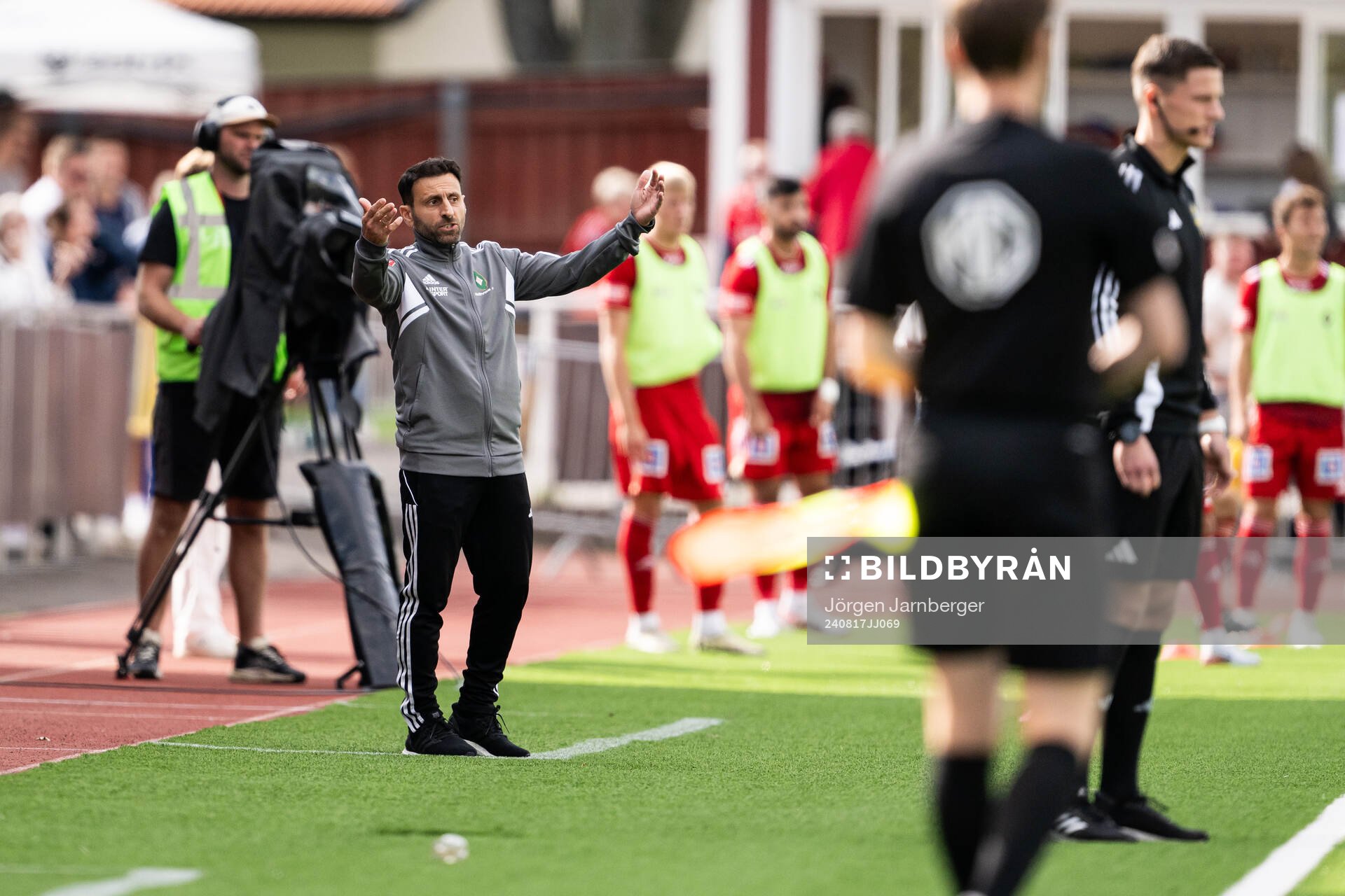 Skövde AIKs tränare Charbel Abraham reagerar