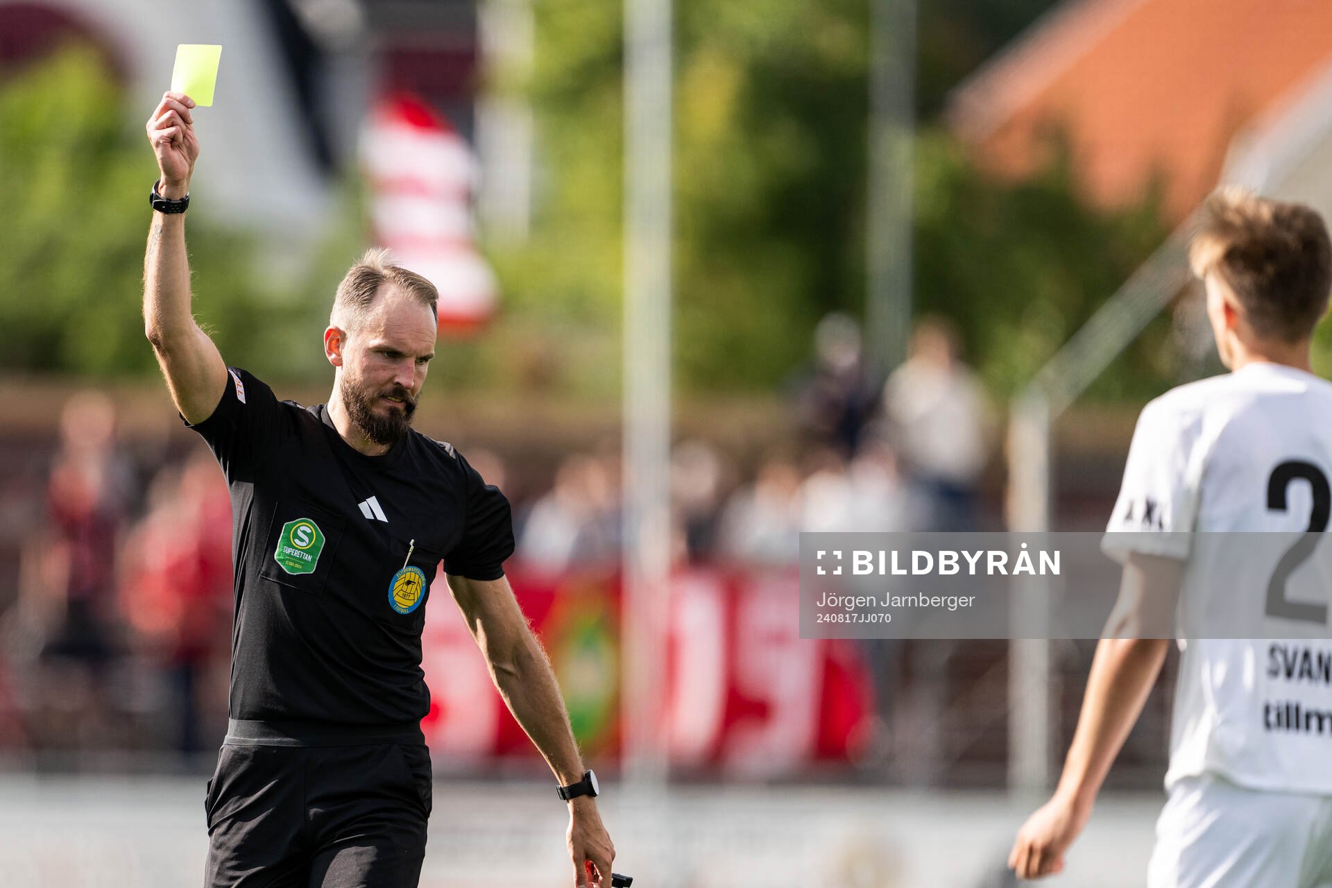 Domare Andreas Dufva-Johansson visar gult kort