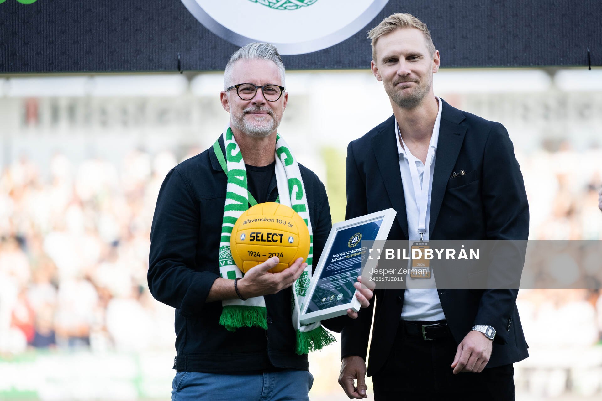 Västerås ordförande Magnus Breitholtz mottar en