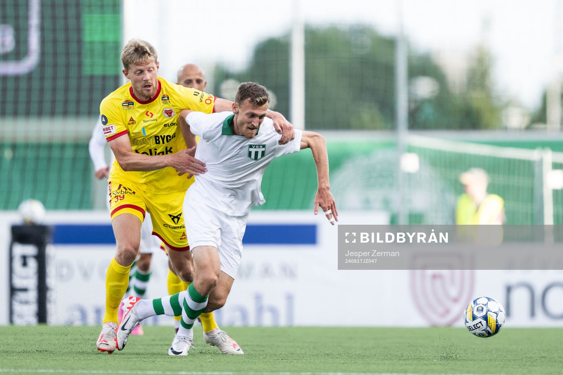 Kalmars Lars Saetra och Västerås Viktor Granath under fotbollsmatchen i Allsvenskan mellan Västerås och Kalmar den 17 augusti 2024 i Västerås.