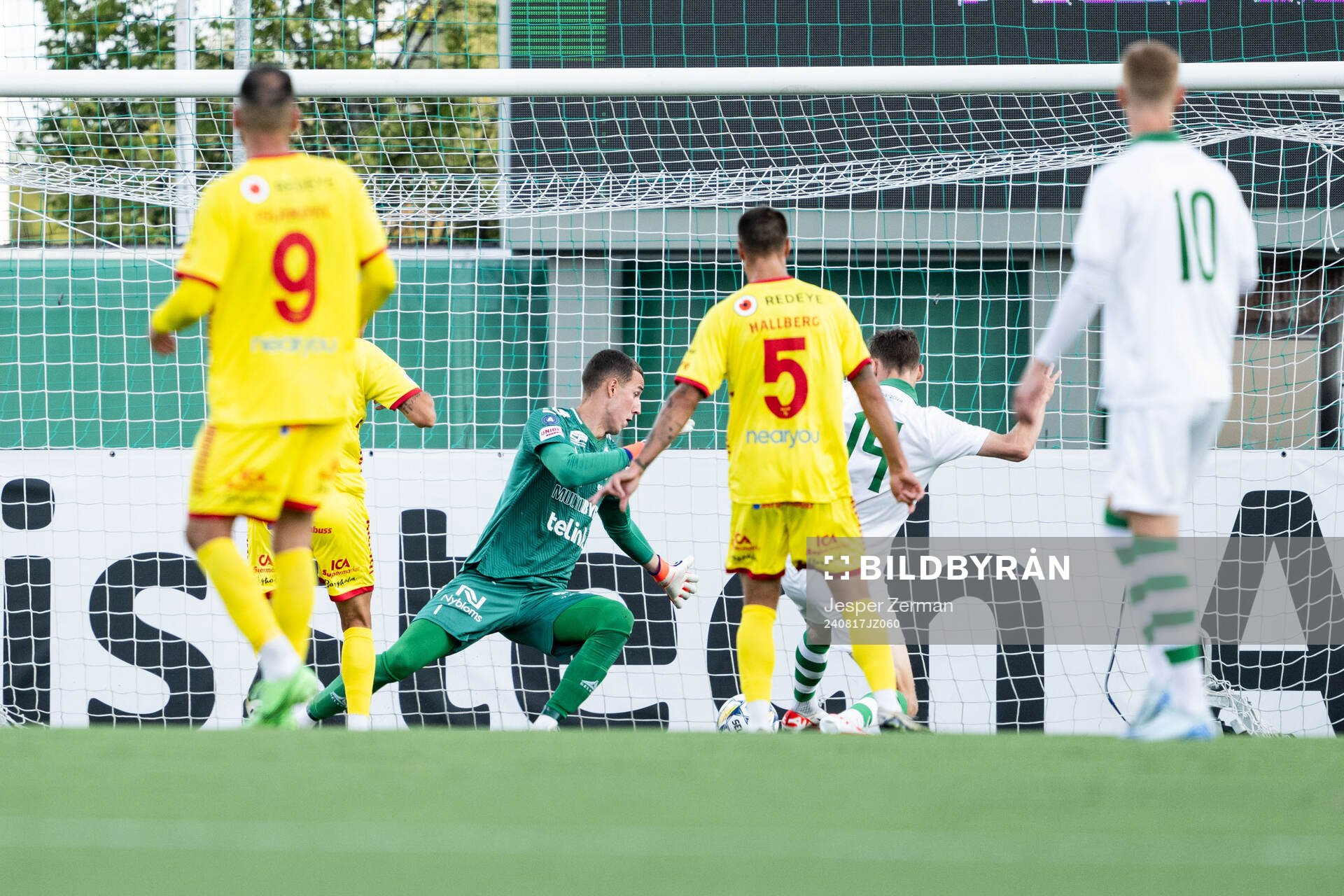 Västerås Viktor Granath gör 1-1 bakom Kalmars målvakt