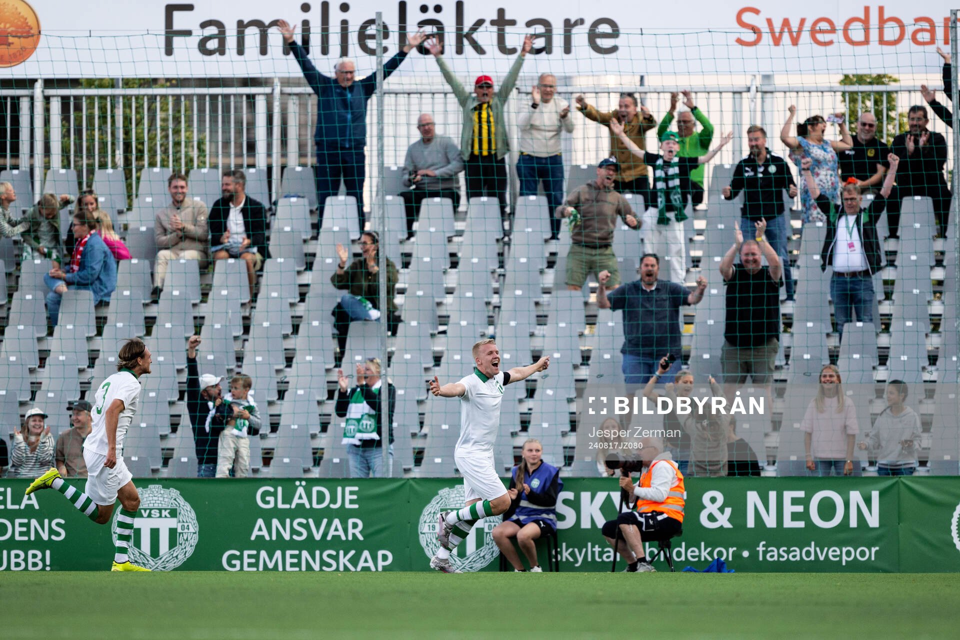 Västerås Simon Johansson jublar efter 2-1 under fotbollsmatchen i Allsvenskan mellan Västerås och Kalmar den 17 augusti 2024 i Västerås. 