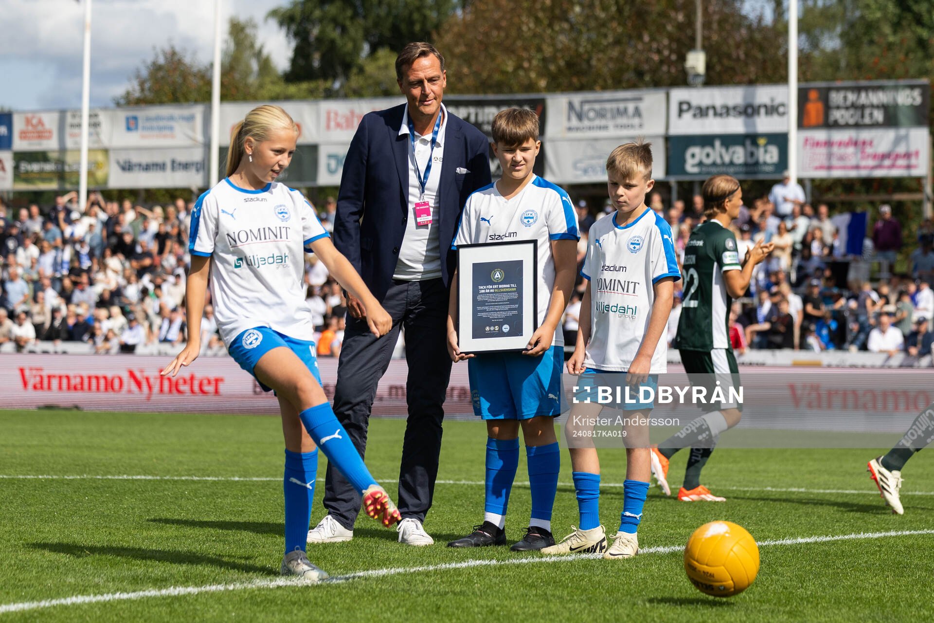 Symbolisk avspark med en jubileumsboll från Svante