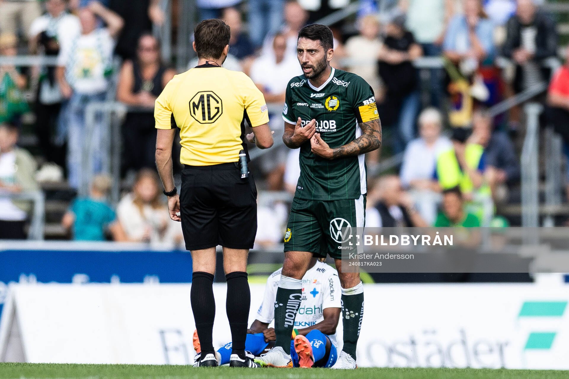 Hammarbys Nahir Besara reagerar mot domare Joakim Östling