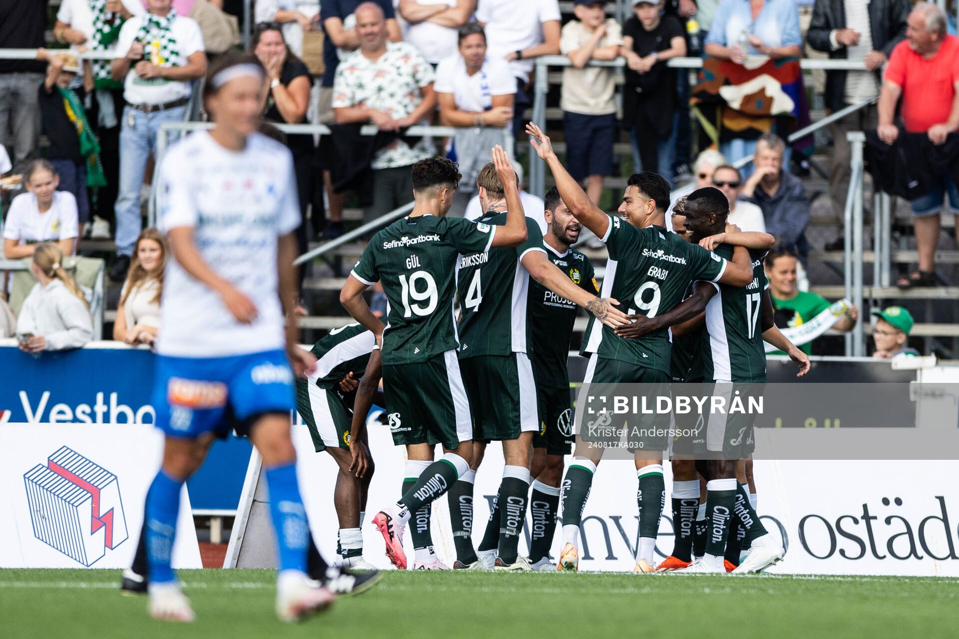 Hammarbys Bouzomana Toure jublar med lagkamrater