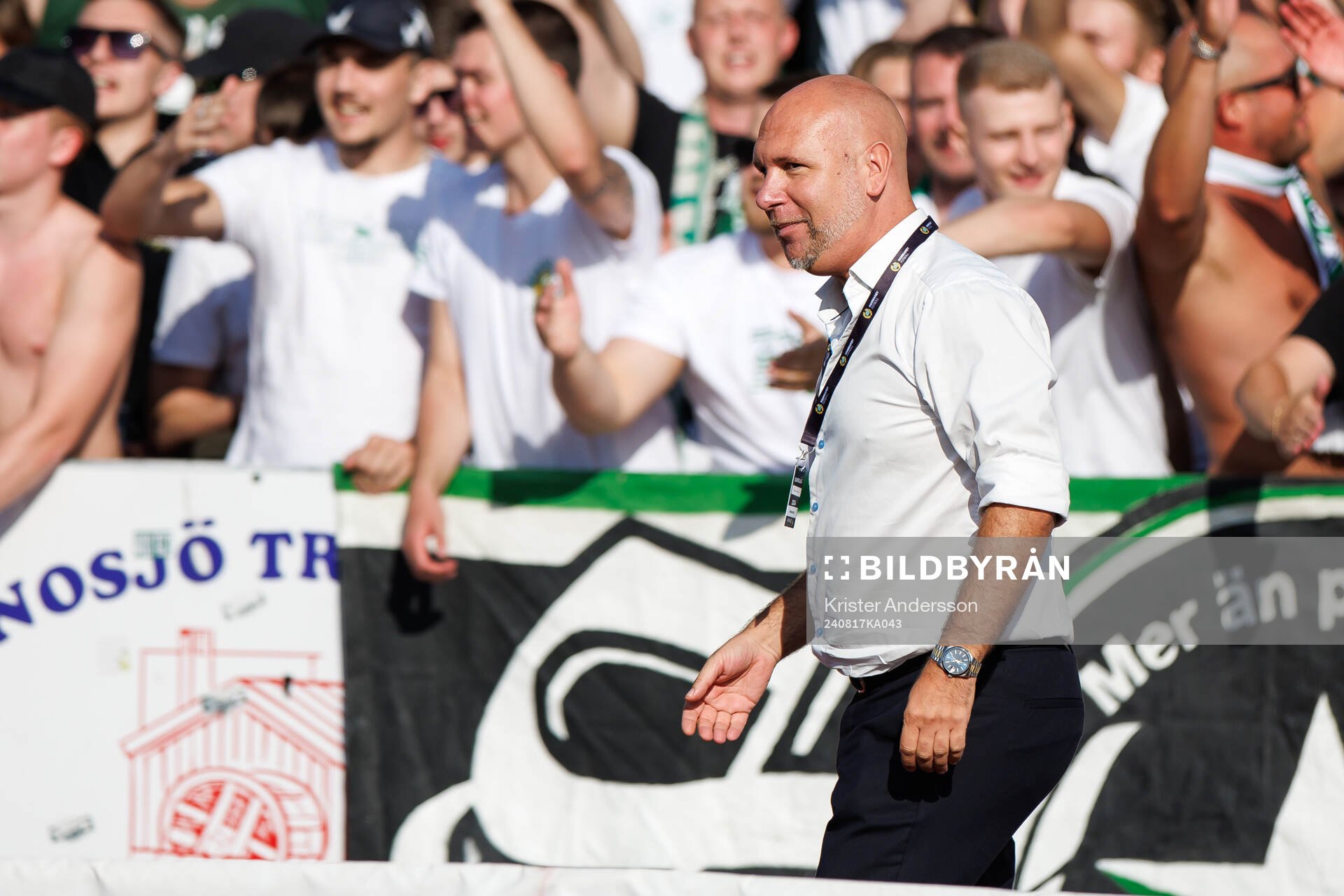 Hammarbys sportchef Mikael Hjelmberg jublar