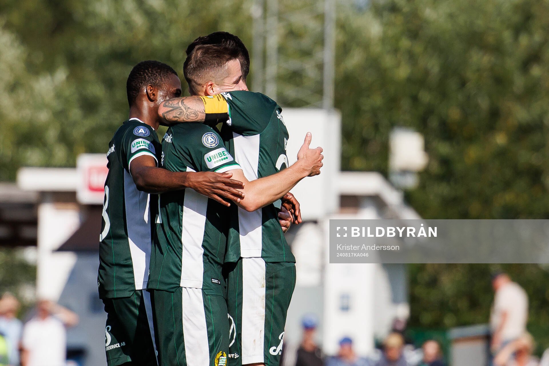 Hammarbys Oscar Johansson Schellhas jublar med laget