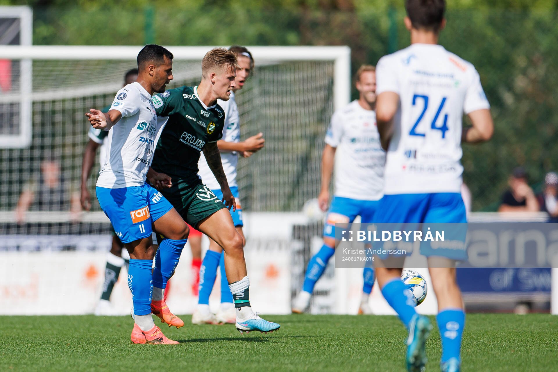 Värnamos Wenderson Oliveira do Nascimento och Hammarbys Fredrik Hammar under fotbollsmatchen i Allsvenskan mellan Värnamo och Hammarby den 17 augusti 2024 i Värnamo. 
