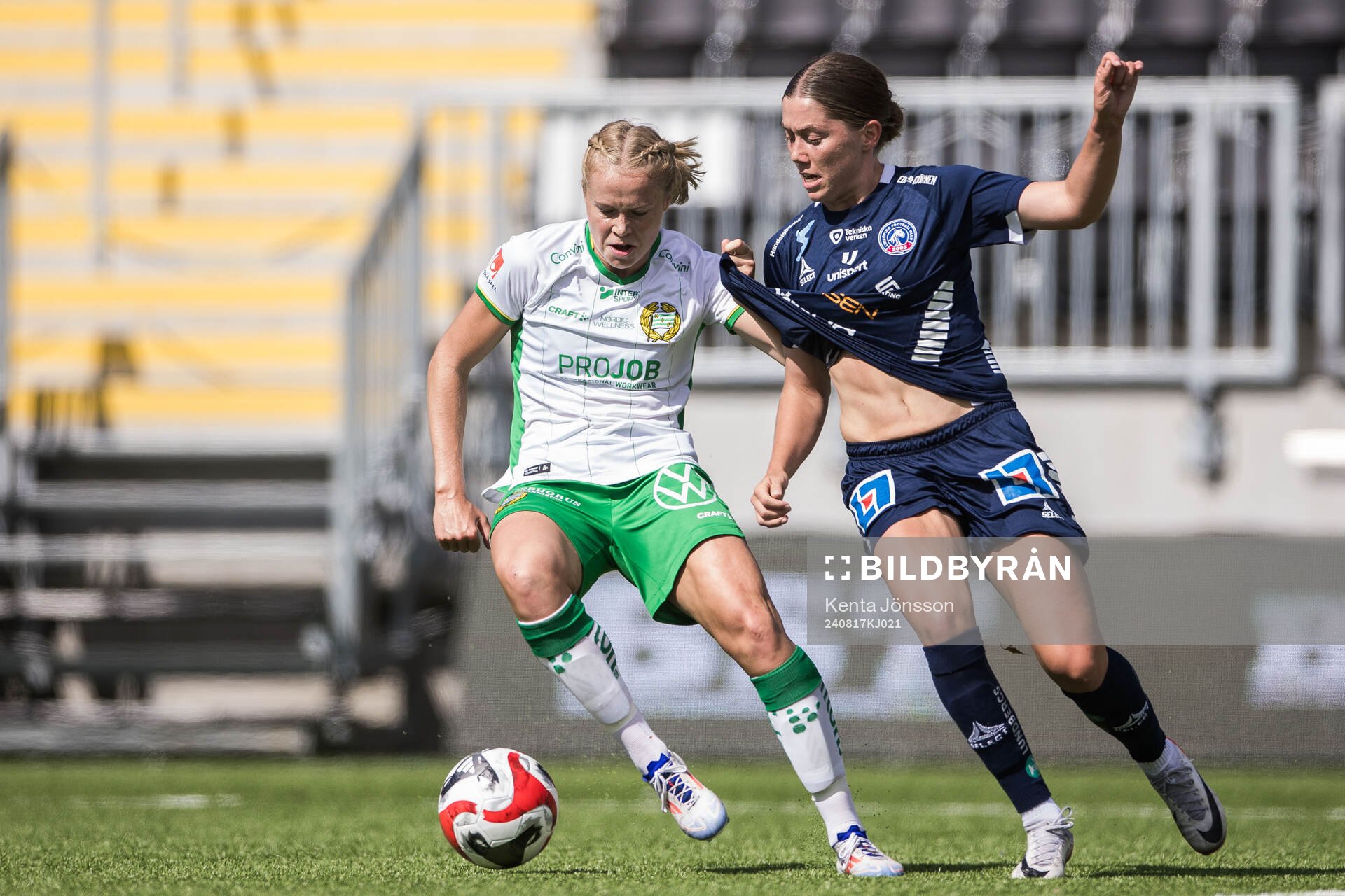 Hammarbys Julie Blakstad och Linköpings Polly Doran under fotbollsmatchen i Damallsvenskan mellan Hammarby och Linköping den 17 augusti 2024 i Stockholm.