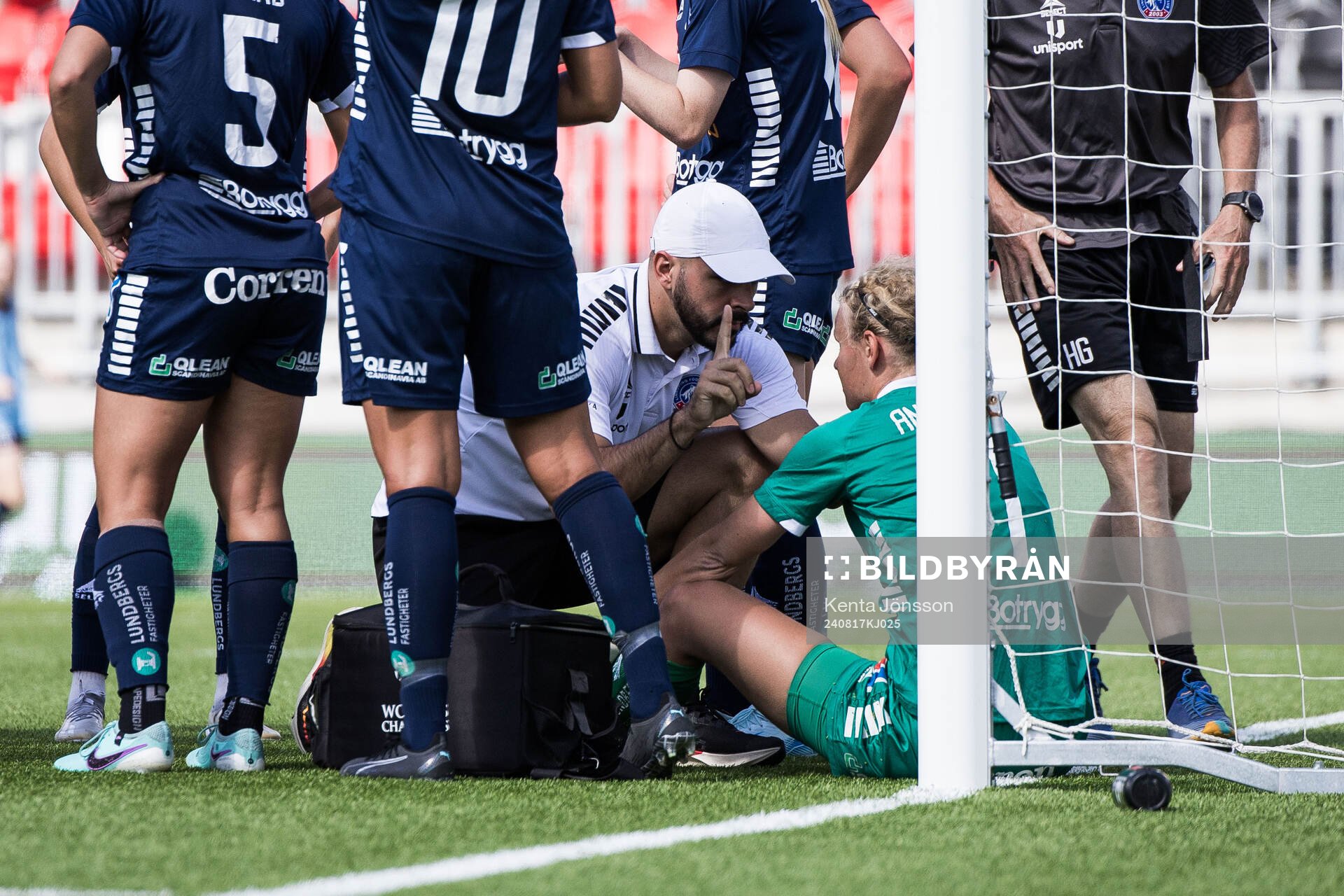 Linköpings målvakt Cajsa Andersson har ont