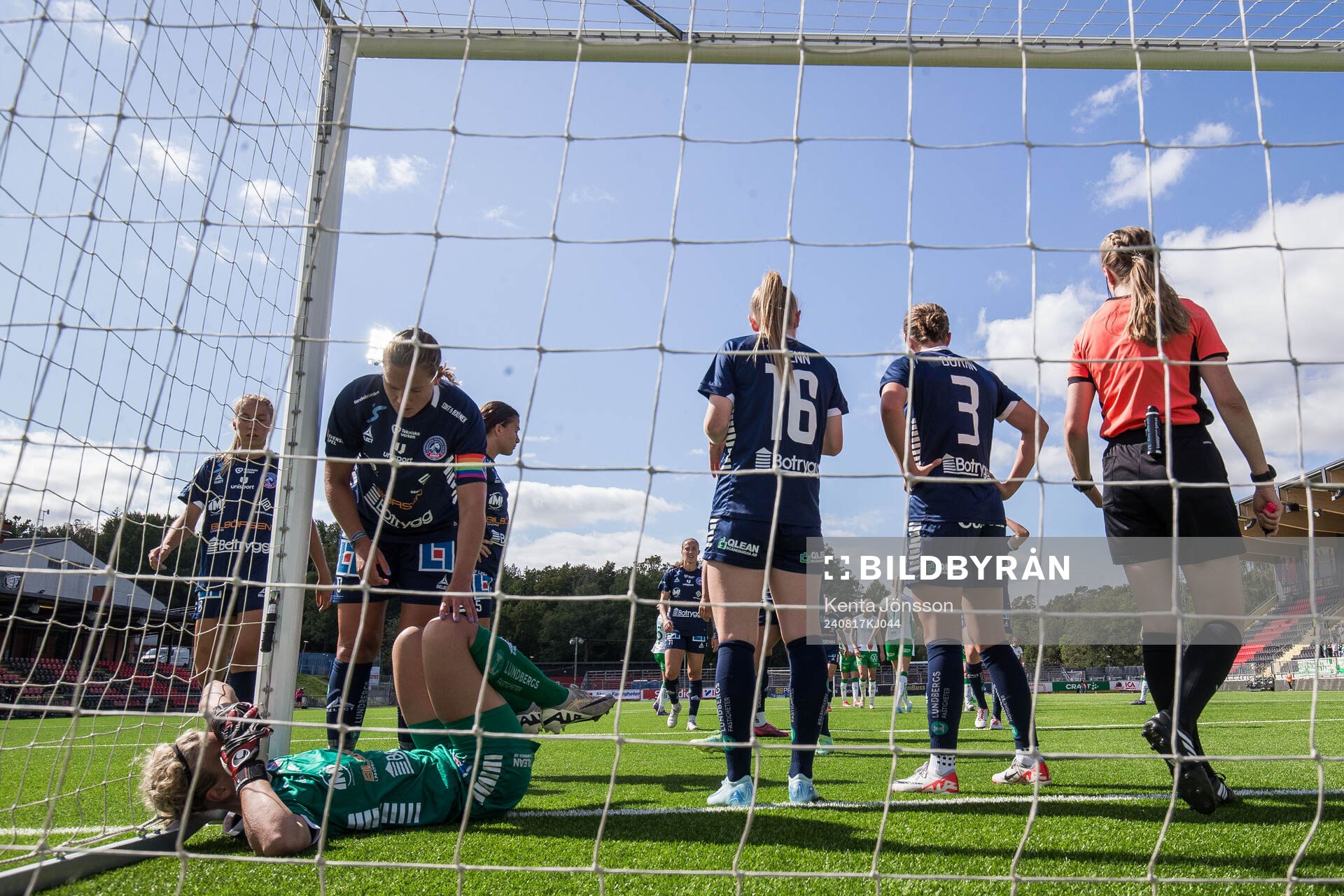 Linköpings målvakt Cajsa Andersson har ont