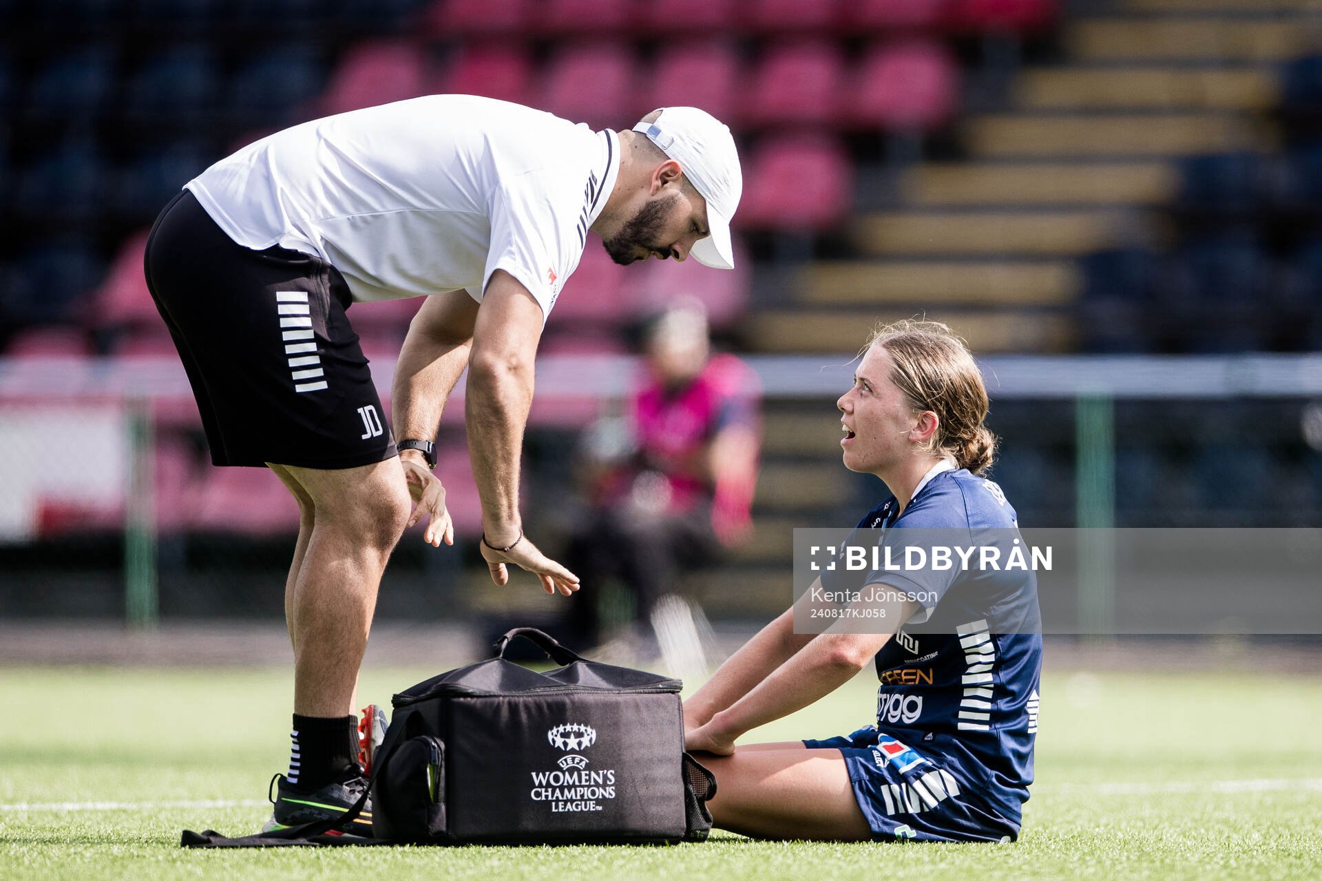 Linköpings Polly Doran har ont och får vård